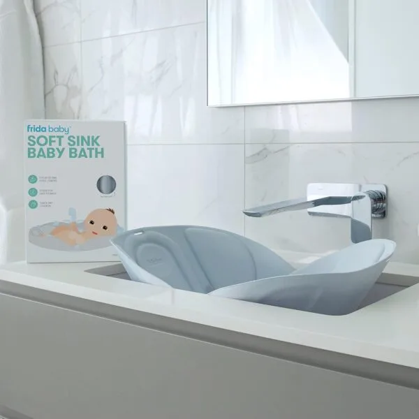 Frida Baby Asiento de baño suave y plegable para bebé – Fácil de limpiar y portátil