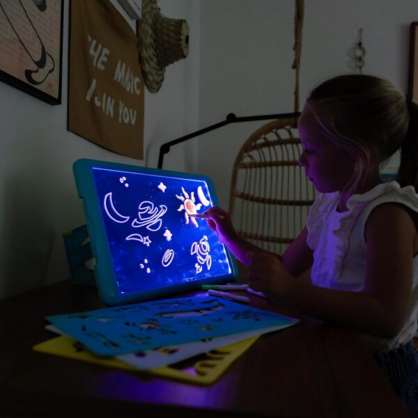 Discovery Kids Caballete de dibujo neón con 6 marcadores de color, soporte integrado/soporte de pared, 5 modos de luz, fácil de limpiar/lavable, pantalla ancha, almacenamiento plano