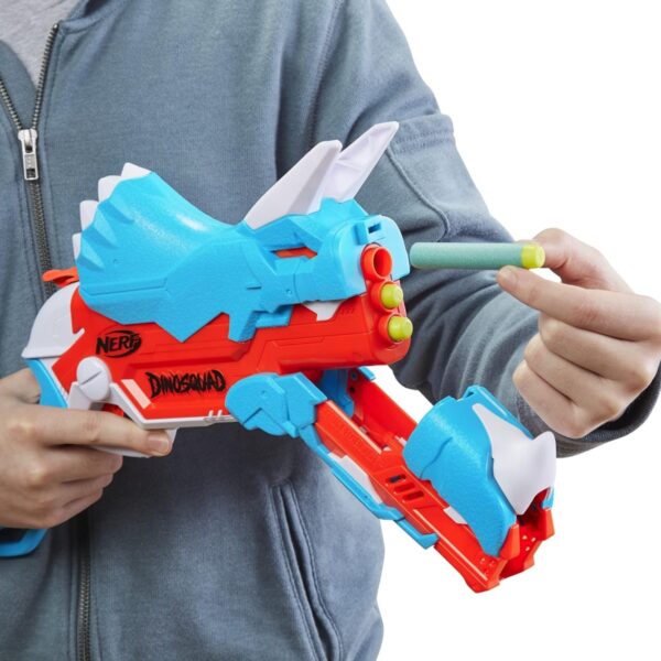 NERF DinoSquad Tricera-Blast Blaster – Cargador Abatible, 12 Dardos Oficiales, Diseño de Triceratops