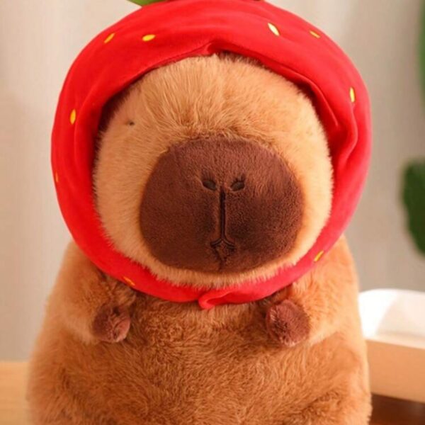 Peluche de Capibara con Sombrero de Fresa 22 cm– Tierno y Original