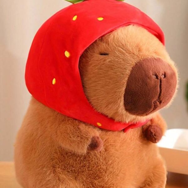 Peluche de Capibara con Sombrero de Fresa 22 cm– Tierno y Original