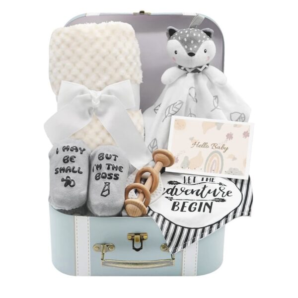 Fvntuey Cesta de Regalo para Bebé – Perfecta para Baby Shower.
Incluye: manta de seguridad para recién nacido, cobija, juguete de sonajero de madera, divertidos calcetines de bebé, babero y tarjeta de felicitación.