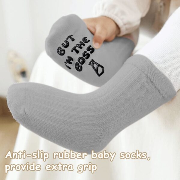 Fvntuey Cesta de Regalo para Bebé – Perfecta para Baby Shower.
Incluye: manta de seguridad para recién nacido, cobija, juguete de sonajero de madera, divertidos calcetines de bebé, babero y tarjeta de felicitación.