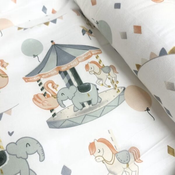 Tumbona o nido portátil plegable con zipper para bebé - carrusel (78 cm x 48 cm)