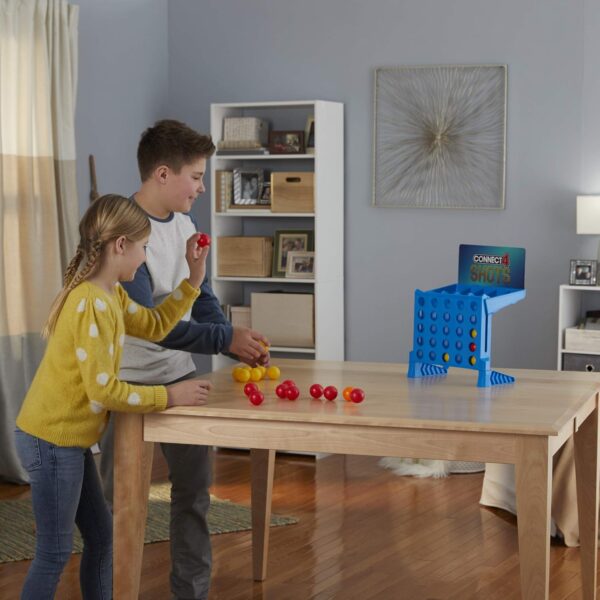 Connect 4 Shots – Juego de Mesa Activo con Lanzamiento de Bolas, Competencia Simultánea, Tablero Plegable y Almacenamiento Integrado (2 Jugadores, +8 años)